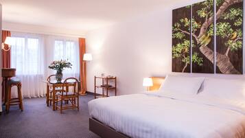 Executive Studio, Non Smoking, Kitchenette | Minibar, in-room safe, desk, soundproofing