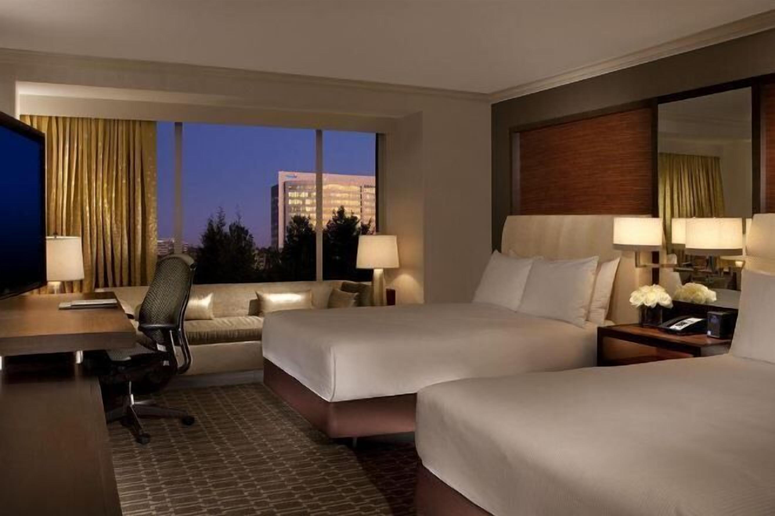 Bộ đồ giường cao cấp, chăn bông, nệm có lớp đệm bông 