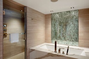 Suite presidencial, 1 habitación | Baño | Amenidades de baño gratuitas, secadora de cabello, toallas, jabón 