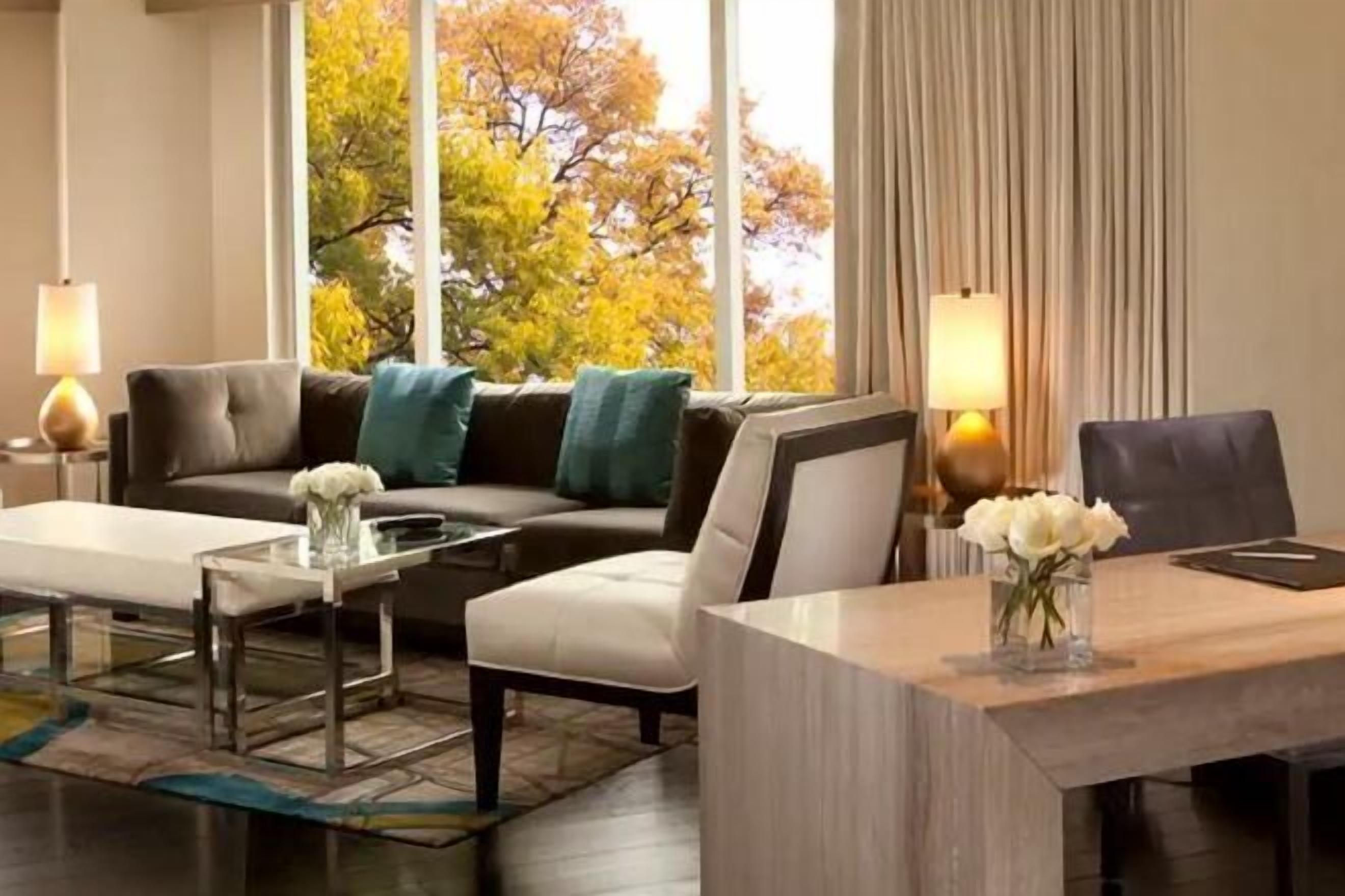 Khu phòng khách | TV 55-inch có truyền hình cáp, Netflix, các kênh phim phải trả tiền 