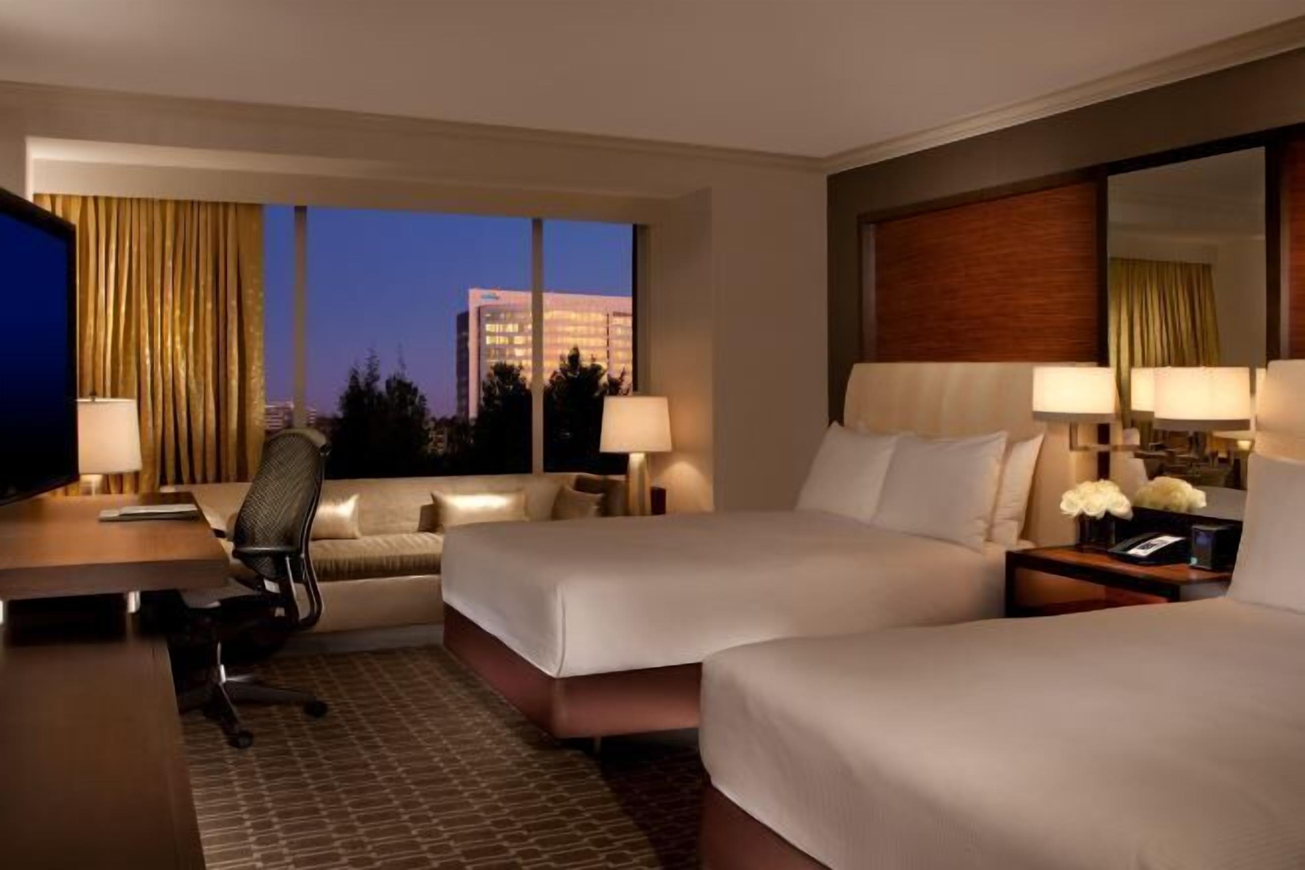 Bộ đồ giường cao cấp, chăn bông, nệm có lớp đệm bông 