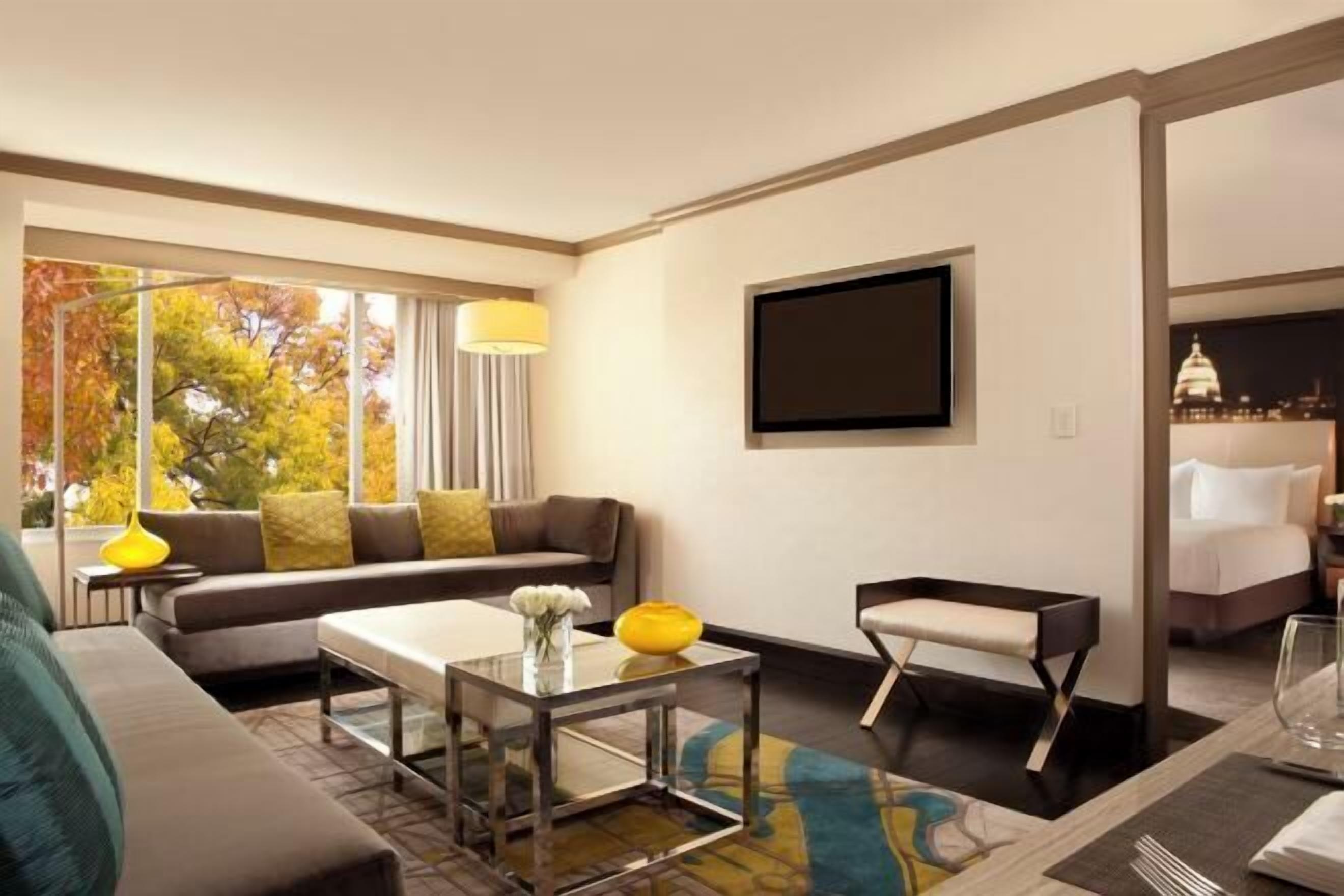 TV 55-inch có truyền hình cáp, Netflix, các kênh phim phải trả tiền 