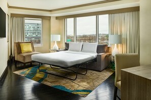 Suite, 1 cama de matrimonio grande (1 Bedroom) | Zona de estar | Una televisión, Netflix, películas de pago, servicios de streaming