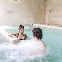 Piscina coperta, piscina stagionale all'aperto, ombrelloni da piscina