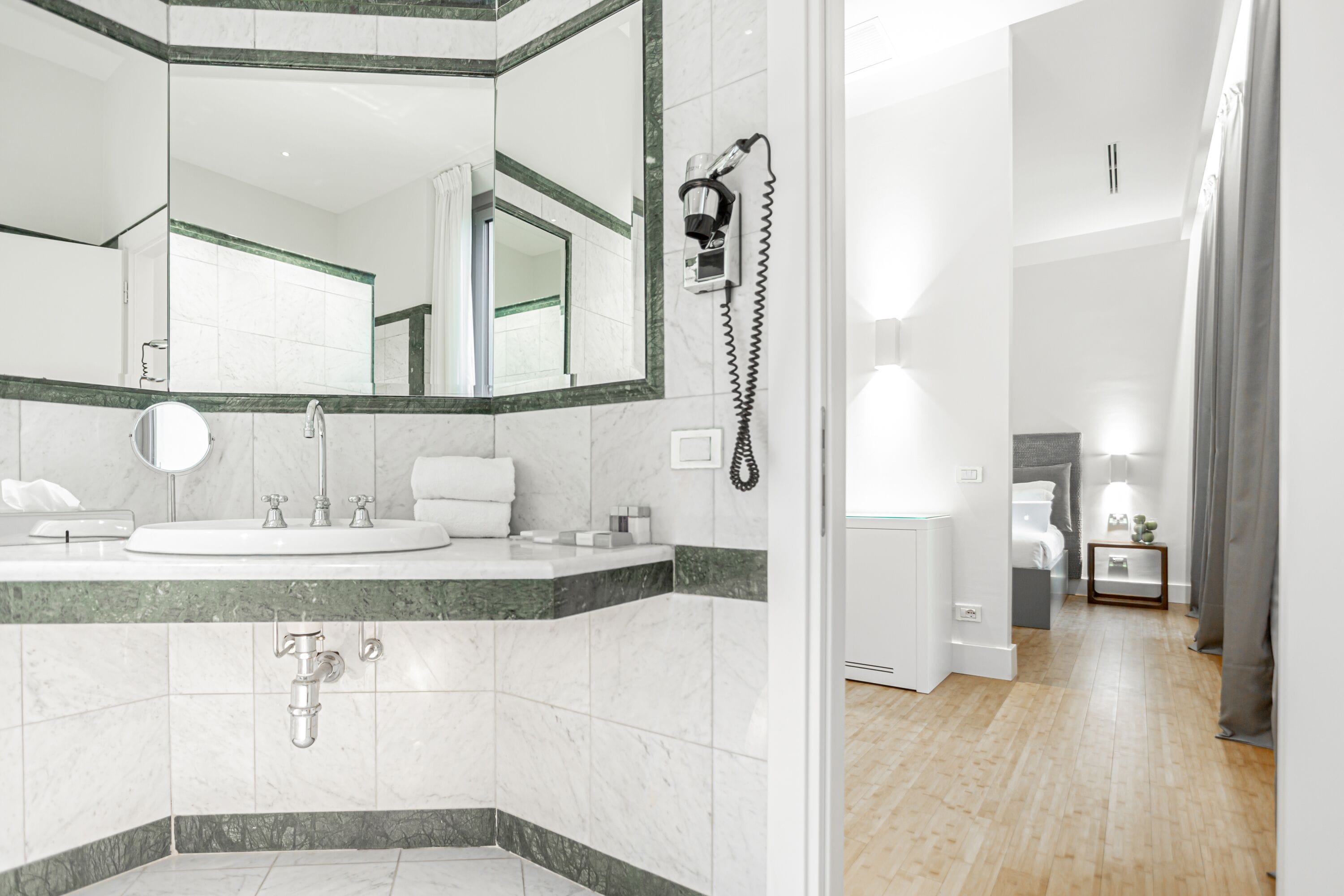 deluxe triple room | bathroom | combined shower/bathtub, deep-soaking bathtub, eco-friendly toiletries