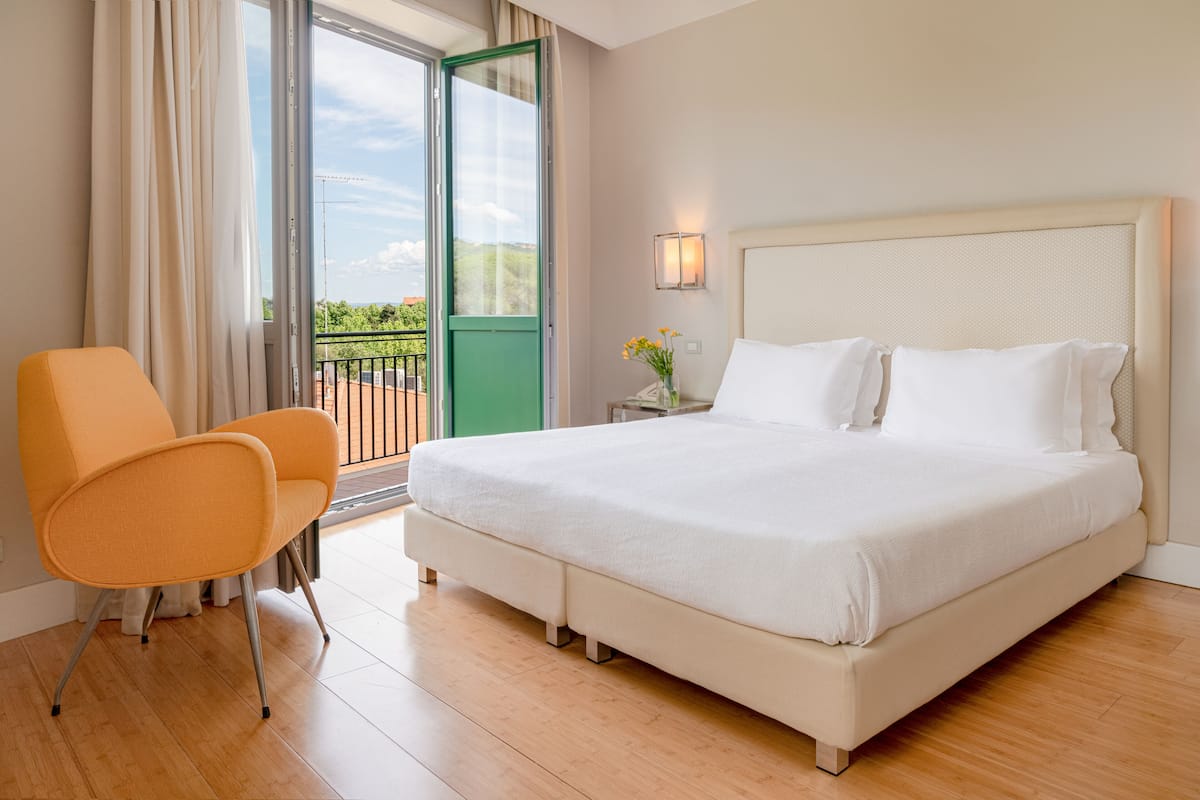Suíte, terraço | 2 quartos, roupas de cama premium, frigobar, cofres nos quartos