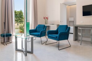 Suite (Open) | Living area