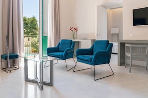 Suite (Open) | Living area