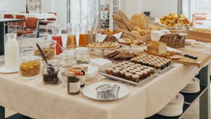 Une table de buffet proposant une variété de plats et de boissons.