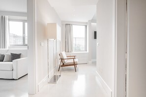 Suite (Open) | Ropa de cama de alta calidad, minibar, caja fuerte y escritorio
