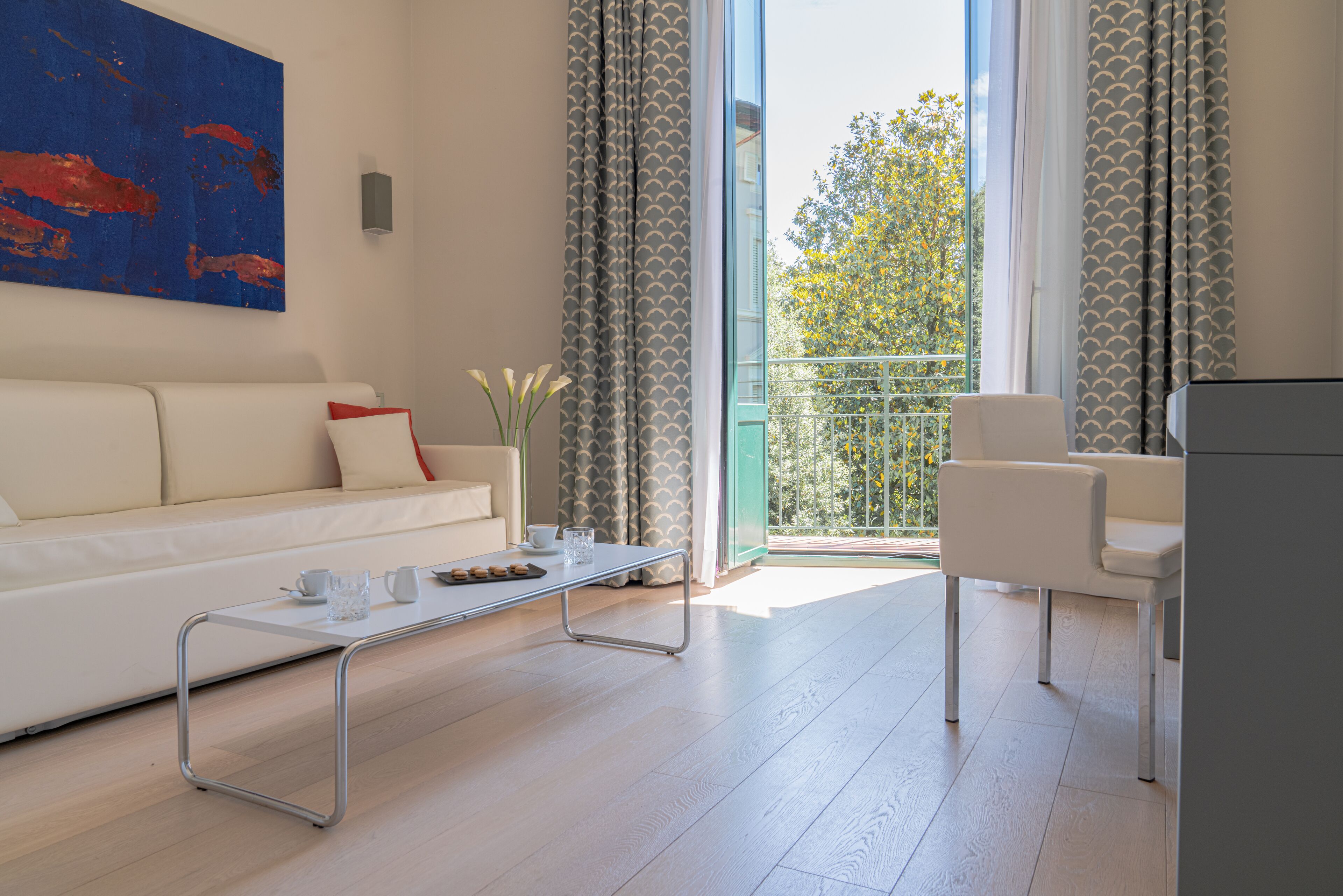 junior suite | living area | flat-screen tv