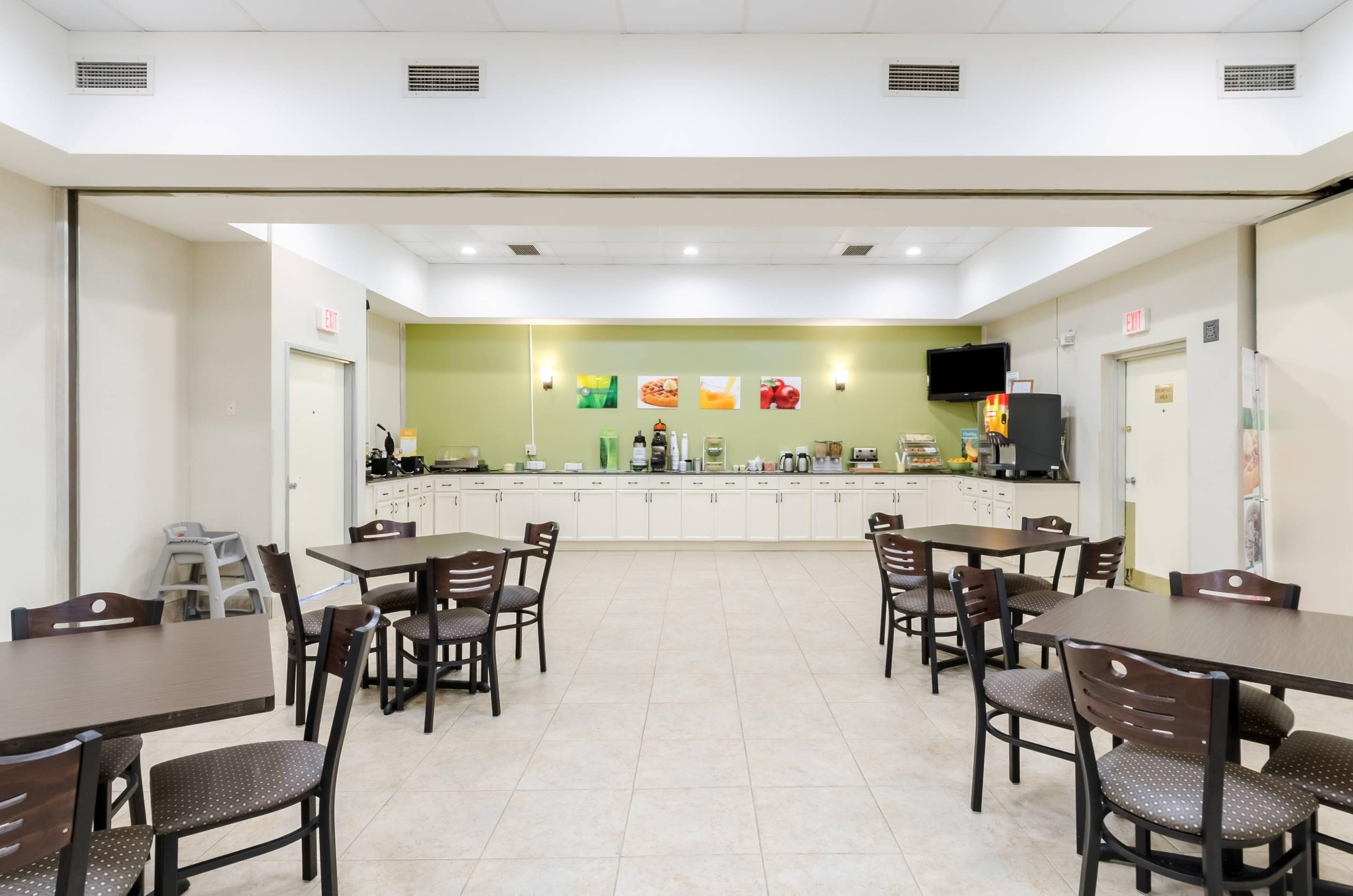 Un restaurante con mostrador, sillas y mesas.