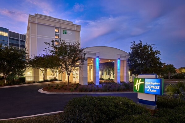 Exterior -  Holiday Inn Express & Suites Charleston DWTN - Medical CTR by IHG (Charleston)