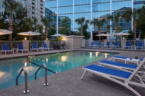 Una piscina al aire libre (de 09:00 a 22:00), sombrillas, tumbonas