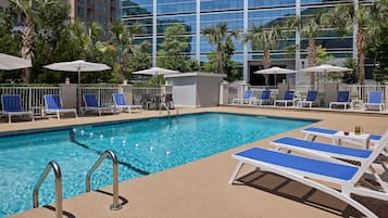 Außenpool, geöffnet von 09:00 Uhr bis 22:00 Uhr, Sonnenschirme