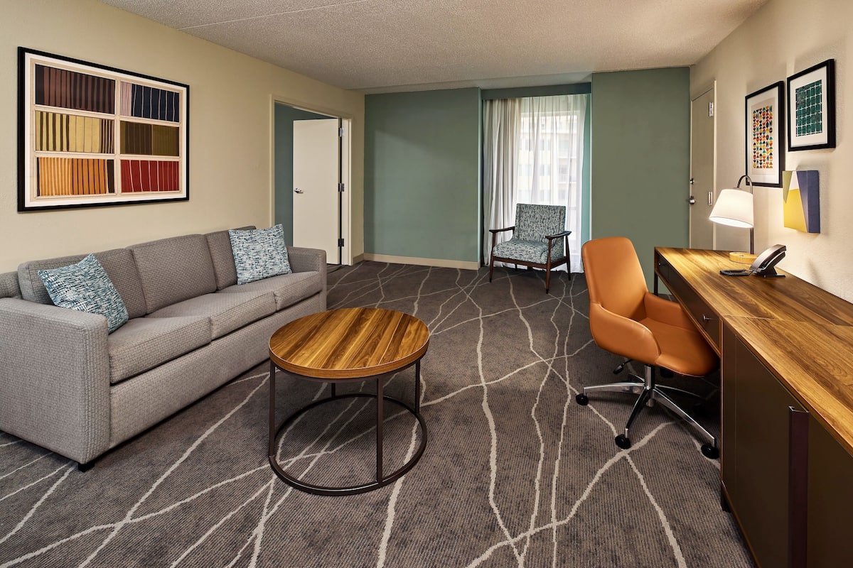 Roupas de cama premium, cofres nos quartos, escrivaninha