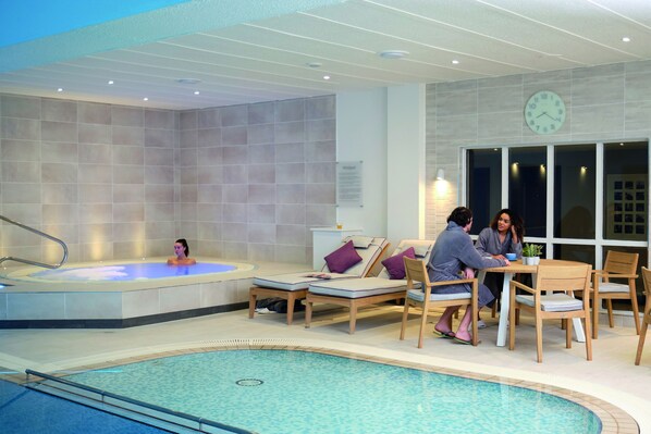 من حمّامات السباحة المغطاة