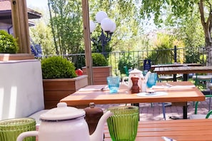 Aamiainen ja lounas; kansainvälinen keittiö, ulkoilmaravintola