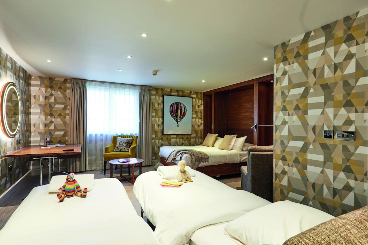 Phòng Suite dành cho gia đình, 1 phòng ngủ | Bộ đồ giường cao cấp, bàn, khu vực làm việc phù hợp cho laptop