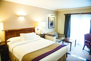 أغطية فراش متميزة ومكتب ومساحة عمل للكمبيوتر المحمول ومكواة/لوح كي