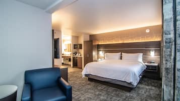 Suite, 1 kingsize-seng | Skrivebord, skrivebord for bærbar PC og blendingsgardiner