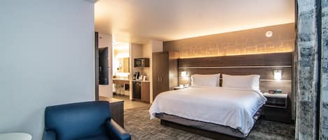 Suite, 1 cama King size | Escritorio, espacio para trabajar con laptop y cortinas blackout