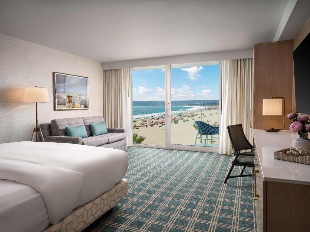 Premium bedding, in-room safe, iron/ironing board, free WiFi