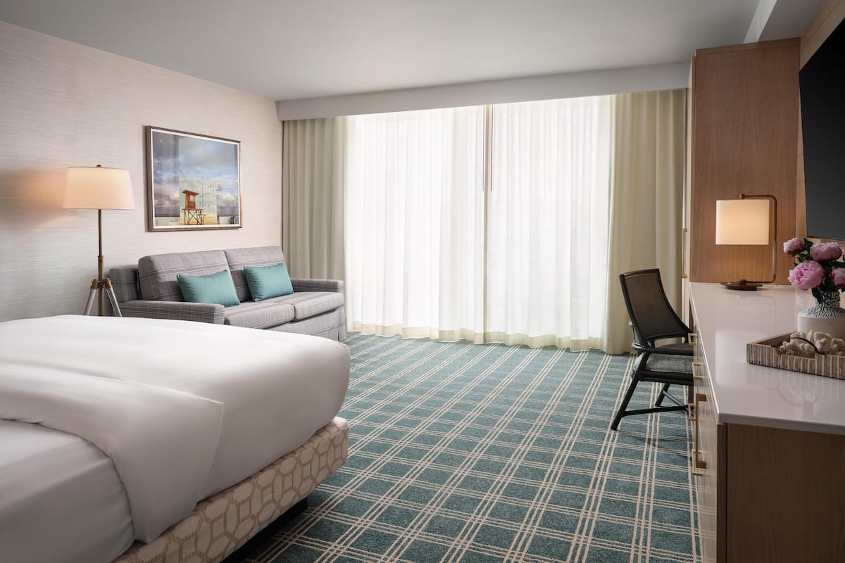 Premium bedding, in-room safe, iron/ironing board, free WiFi