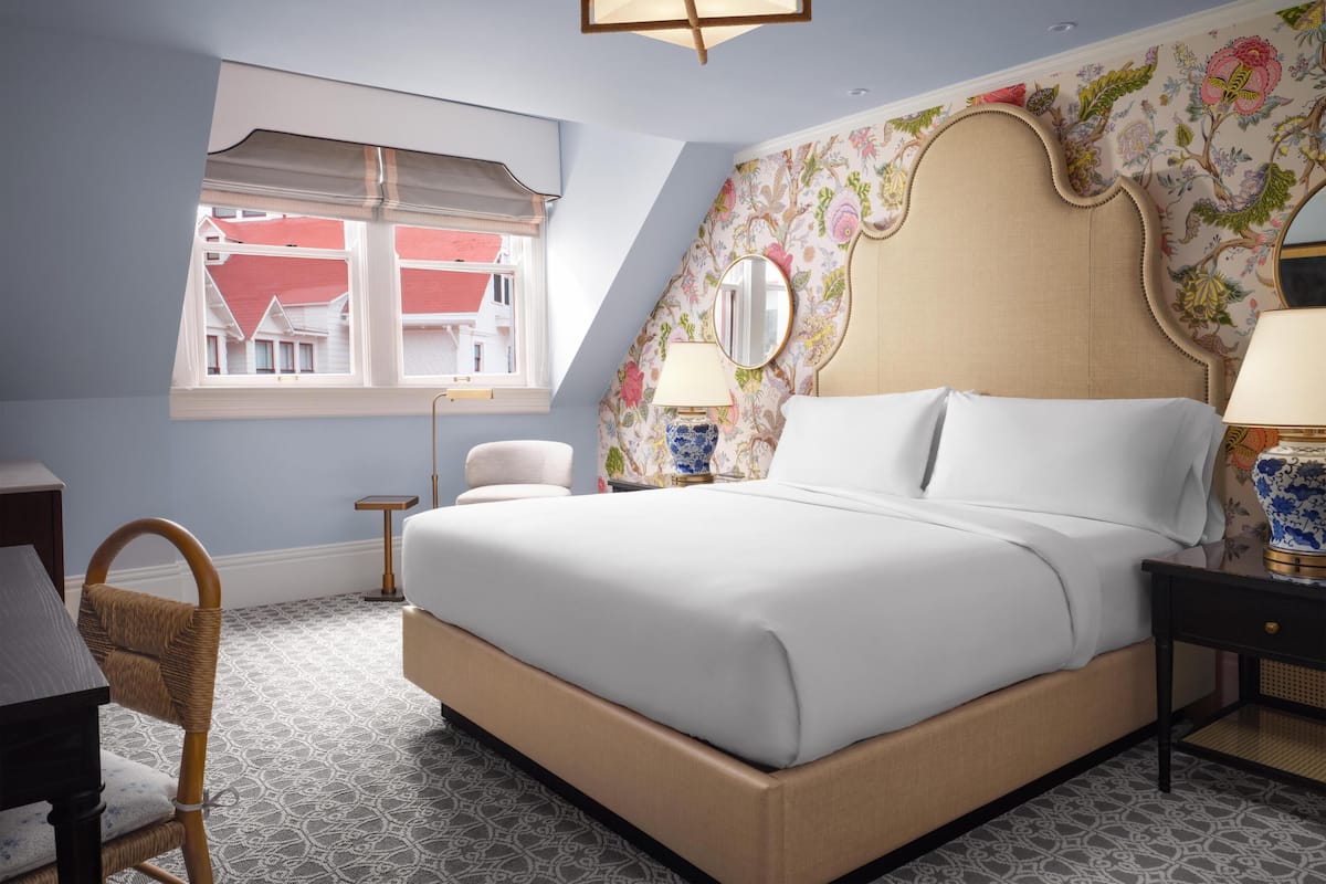 Premium bedding, in-room safe, iron/ironing board, free WiFi