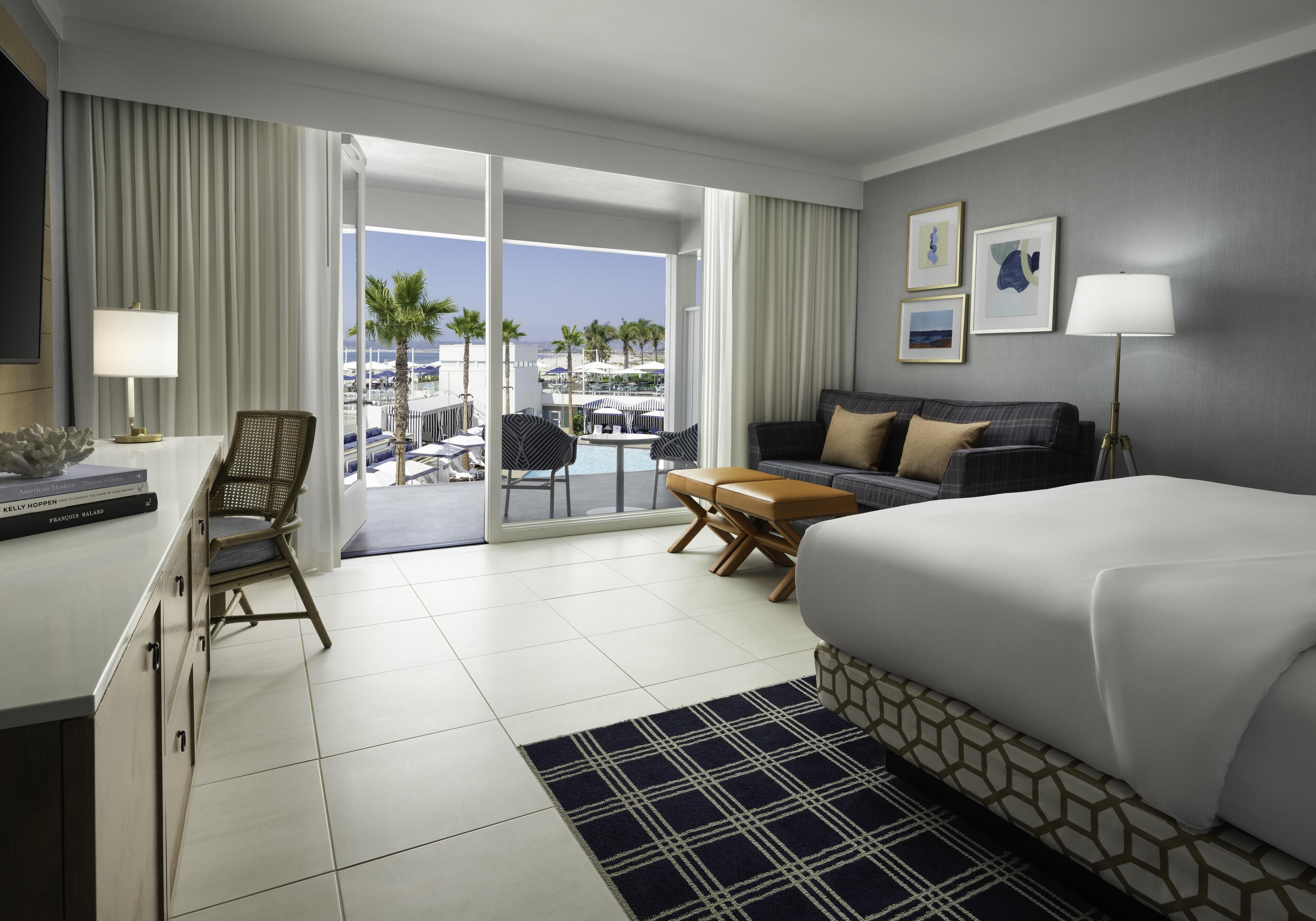 Cabana Pool View 1 King | Living area