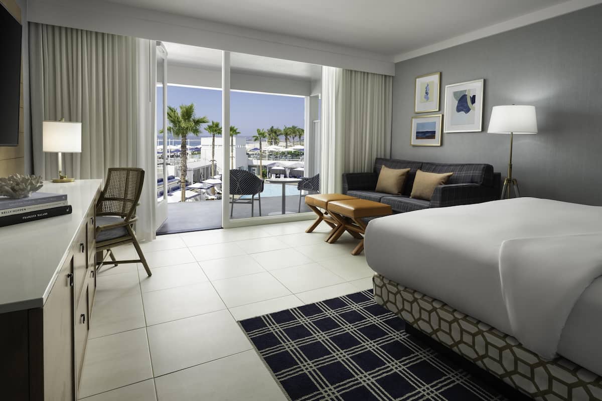 Cabana Pool View 1 King | Living area