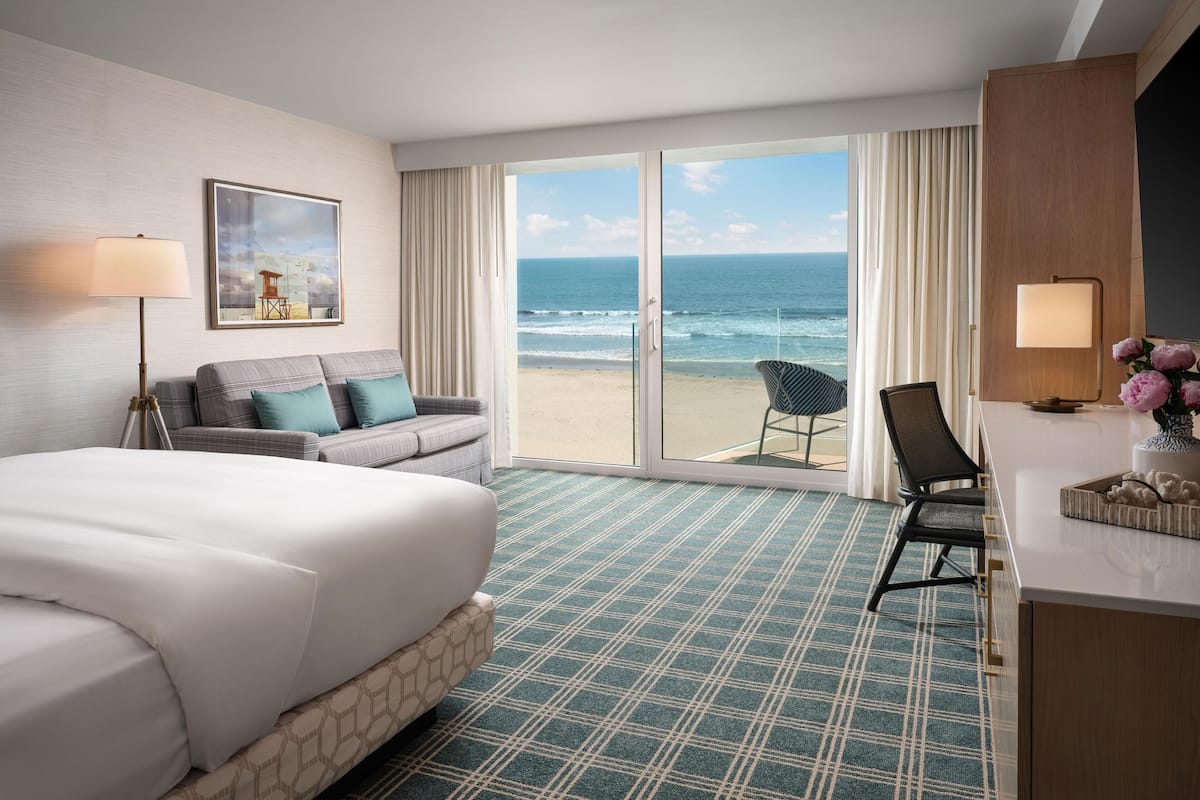 The Views Oceanfront 1 King | Living area