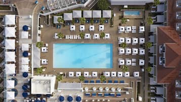 Ulkouima-allas avoinna 8.00â20.00, maksullisia cabañoita, aurinkovarjoja