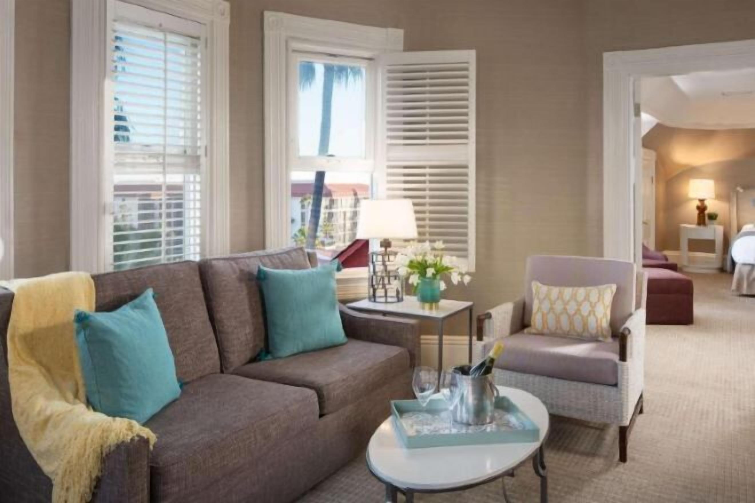 リビング エリア | 55 インチのテレビ (ケーブル放送視聴可)、Netflix、ストリーミングサービス