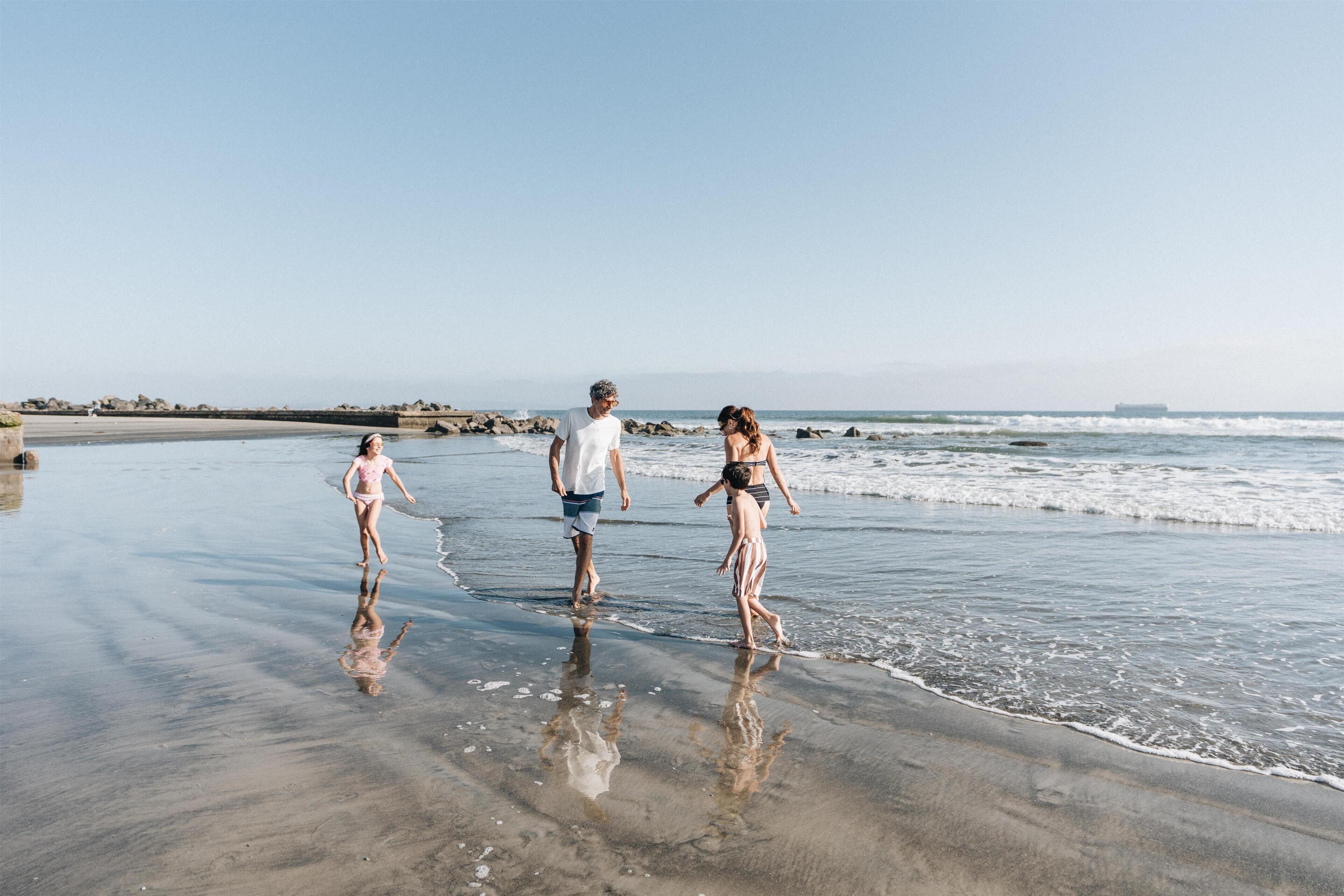 Praia particular, espreguiçadeiras, guarda-sóis, toalhas de praia 