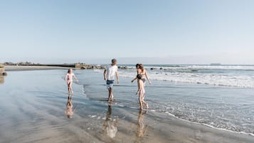 Praia particular, espreguiçadeiras, guarda-sóis, toalhas de praia