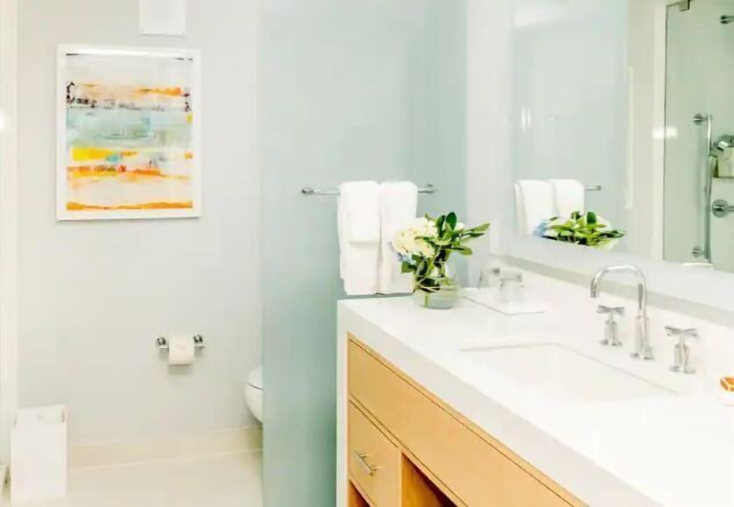 バスルーム | デザイナーバスアメニティ、ヘアドライヤー、バスローブ、タオル