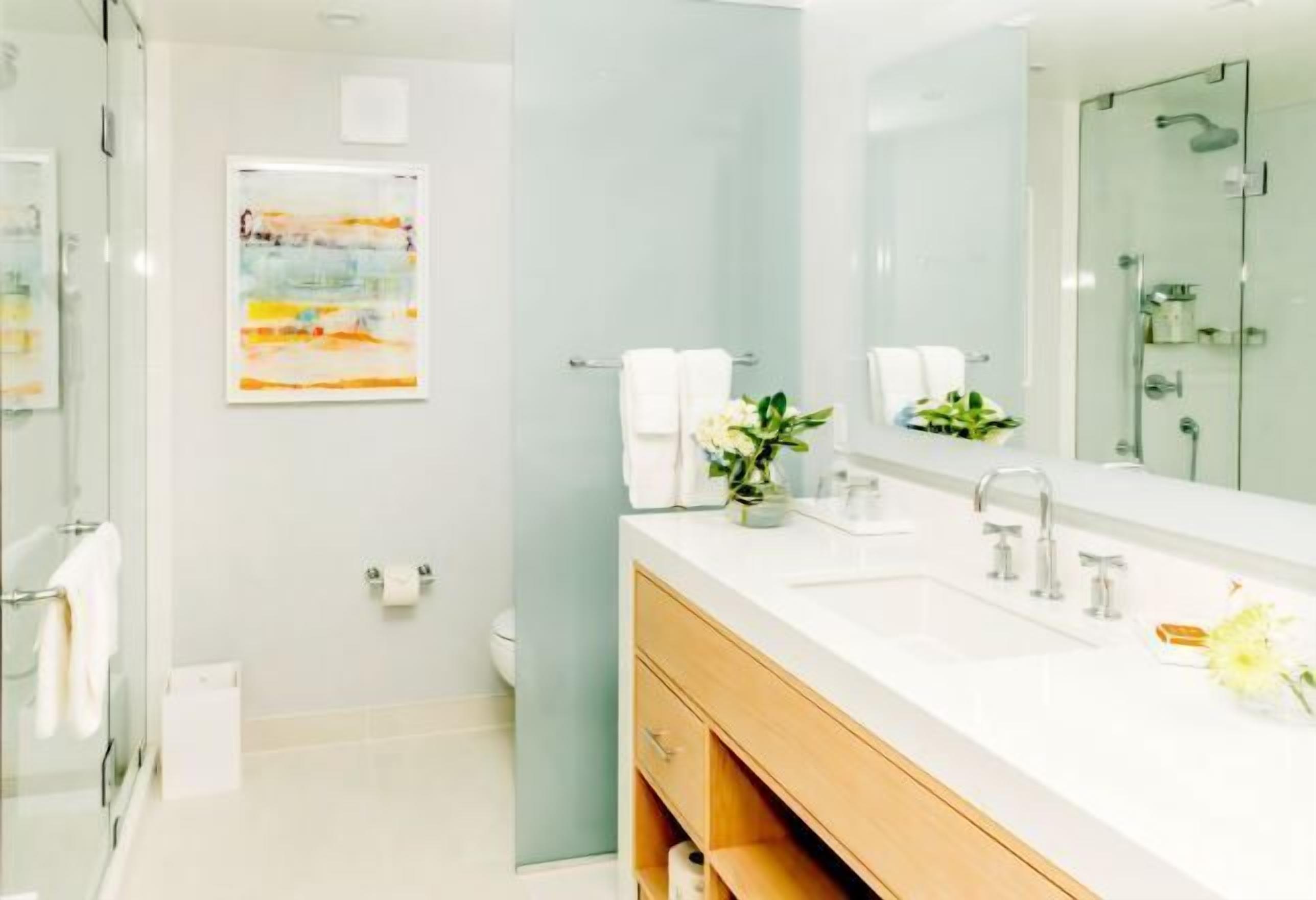 バスルーム | デザイナーバスアメニティ、ヘアドライヤー、バスローブ、タオル