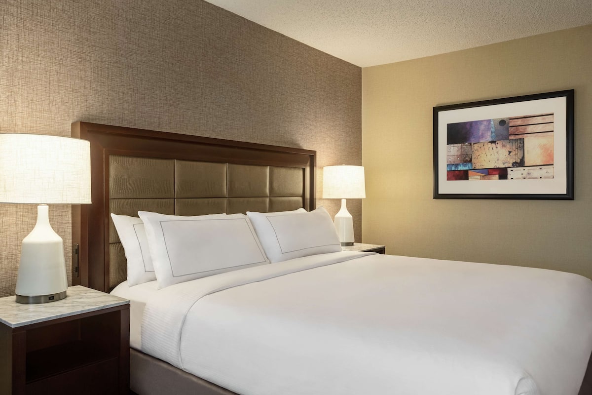 Premium bedding, in-room safe, desk, laptop workspace