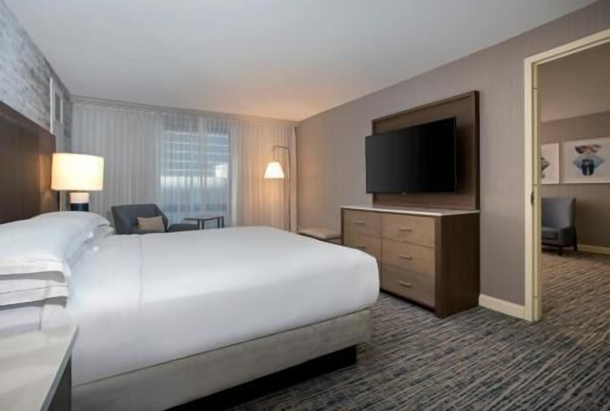 Premium bedding, in-room safe, desk, laptop workspace