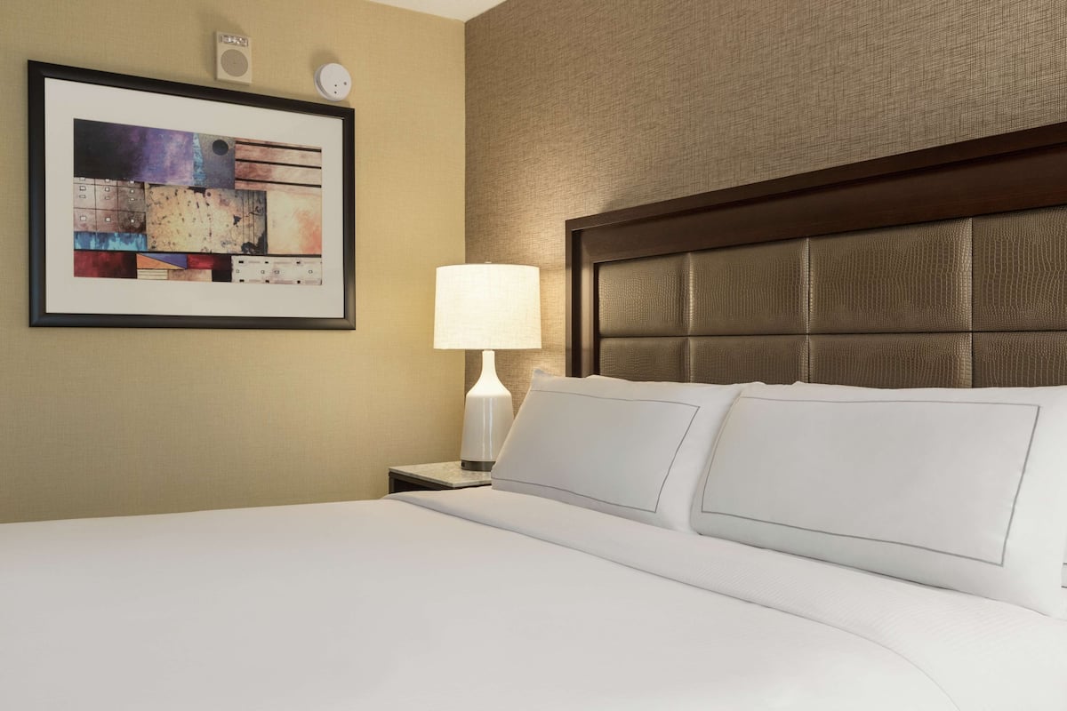 Premium bedding, in-room safe, desk, laptop workspace