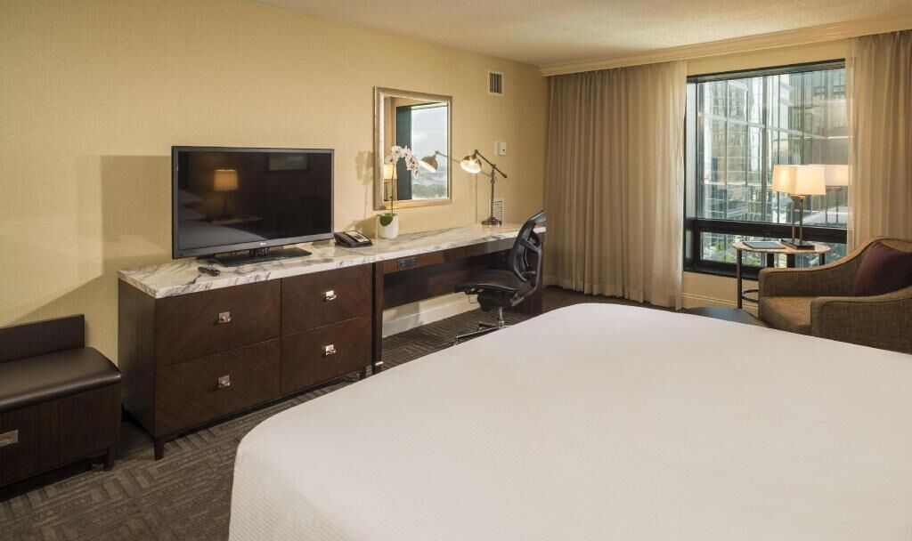 Premium bedding, in-room safe, desk, laptop workspace