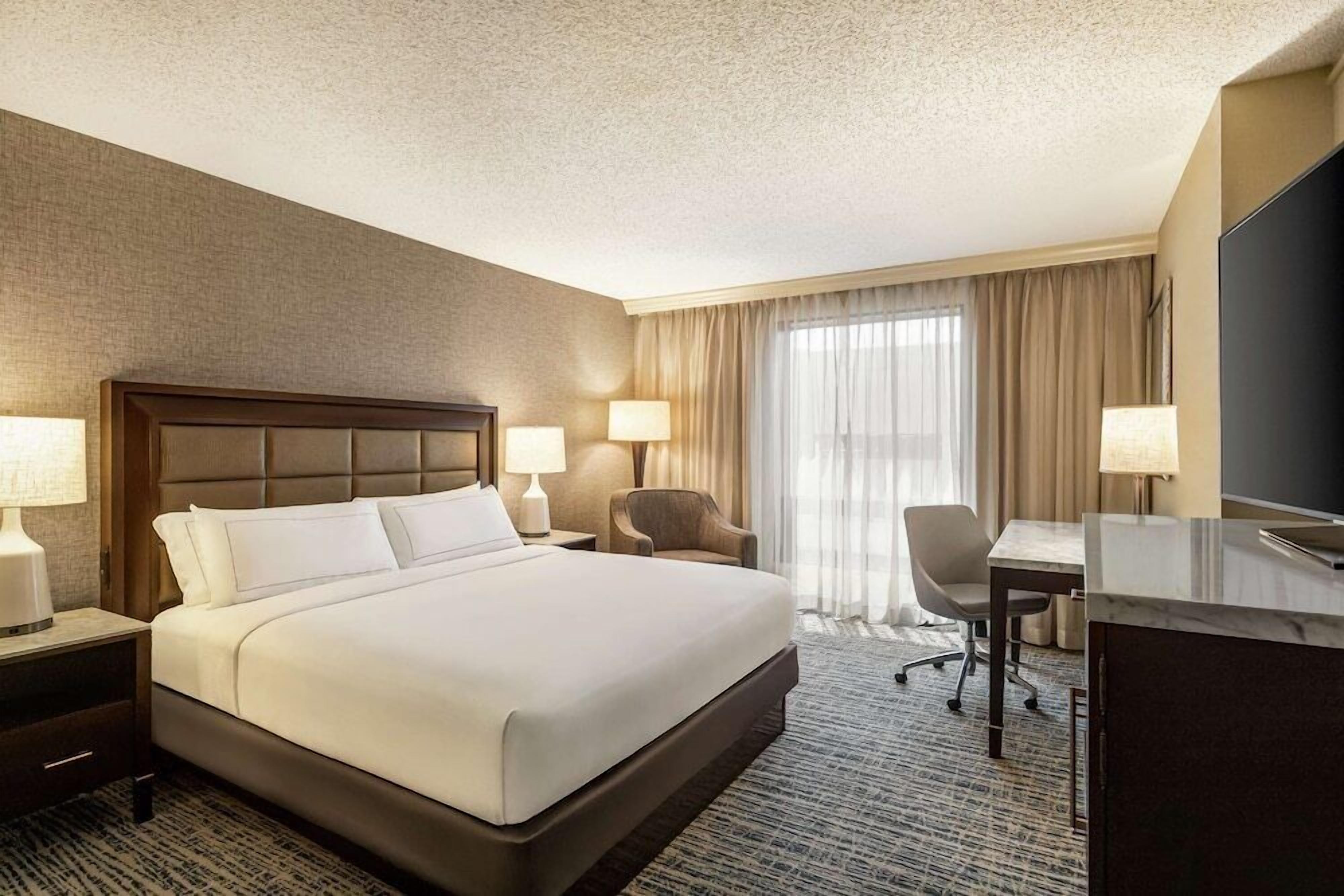 Premium bedding, in-room safe, desk, laptop workspace