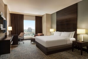 Suite, 1 kingsize-seng, ikke-røyk | Sengetøy av topp kvalitet, safe på rommet og skrivebord