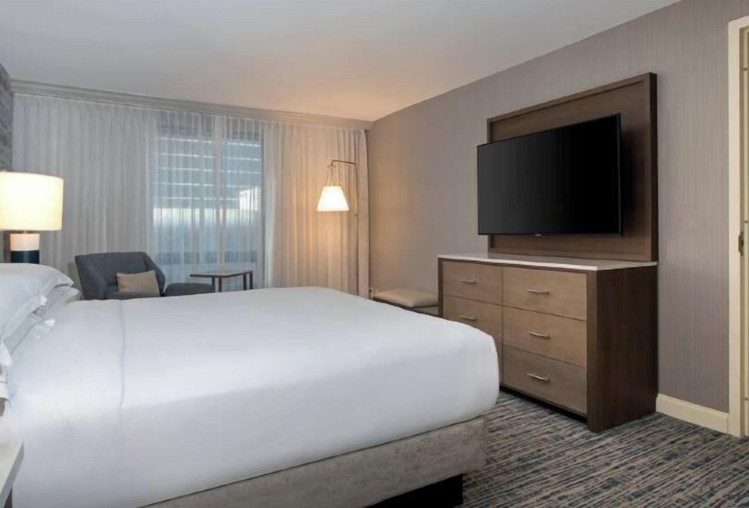 高級寝具、セーフティボックス (室内)、デスク、ノートパソコン用作業スペース