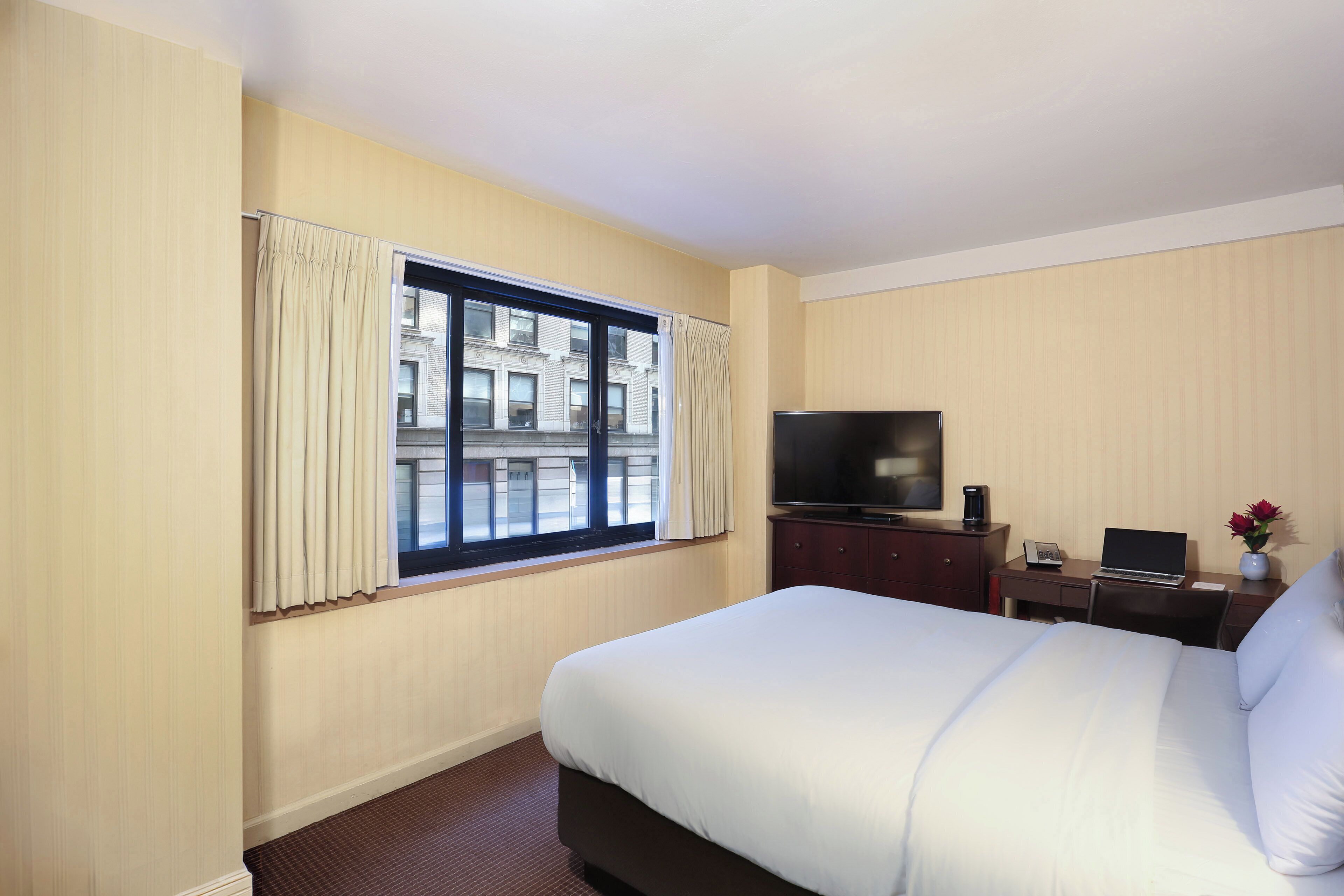 Standard Room, 1 Queen Bed | Premium bedding, pillowtop beds, in-room safe, desk