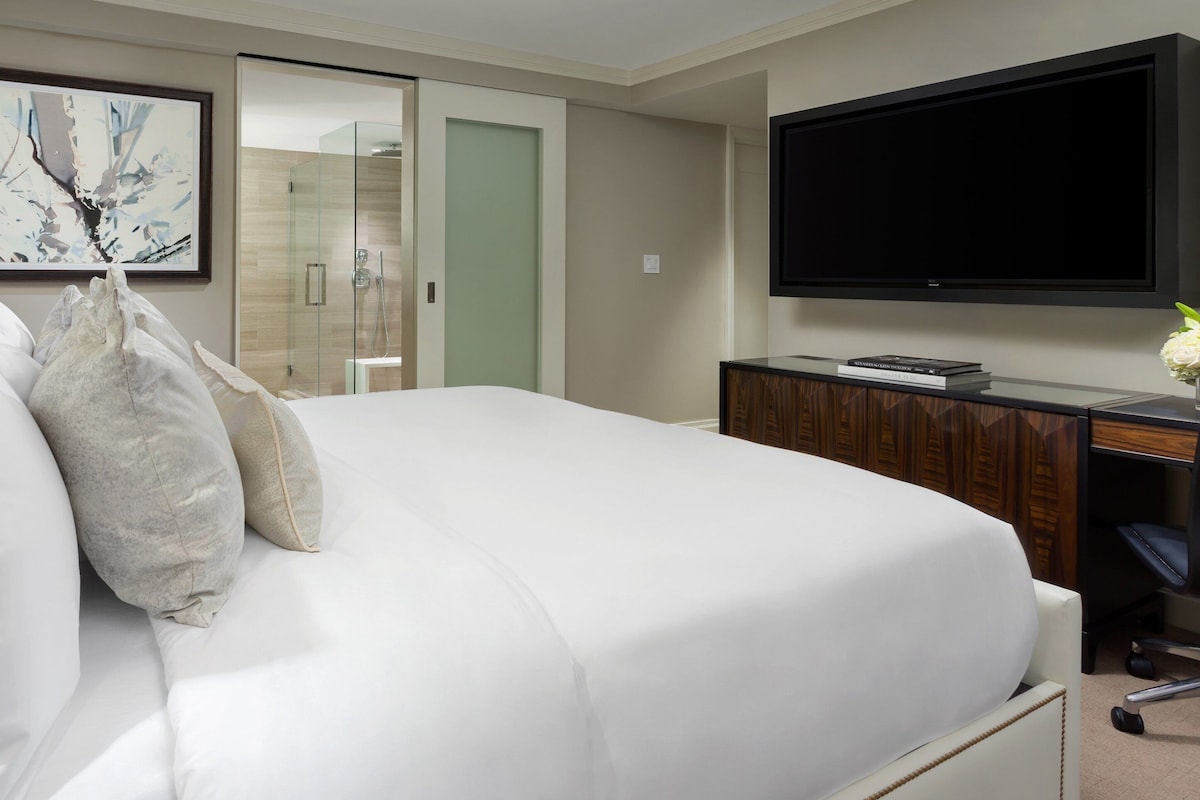 Junior Suite, 1 King Bed | Premium bedding, pillowtop beds, in-room safe, desk