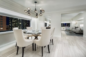 Presidentiële suite, 1 kingsize bed (Manhattan Floor) | Luxe beddengoed, pillowtop-bedden, een kluis op de kamer, een bureau