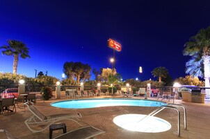 สระว่ายน้ำกลางแจ้ง