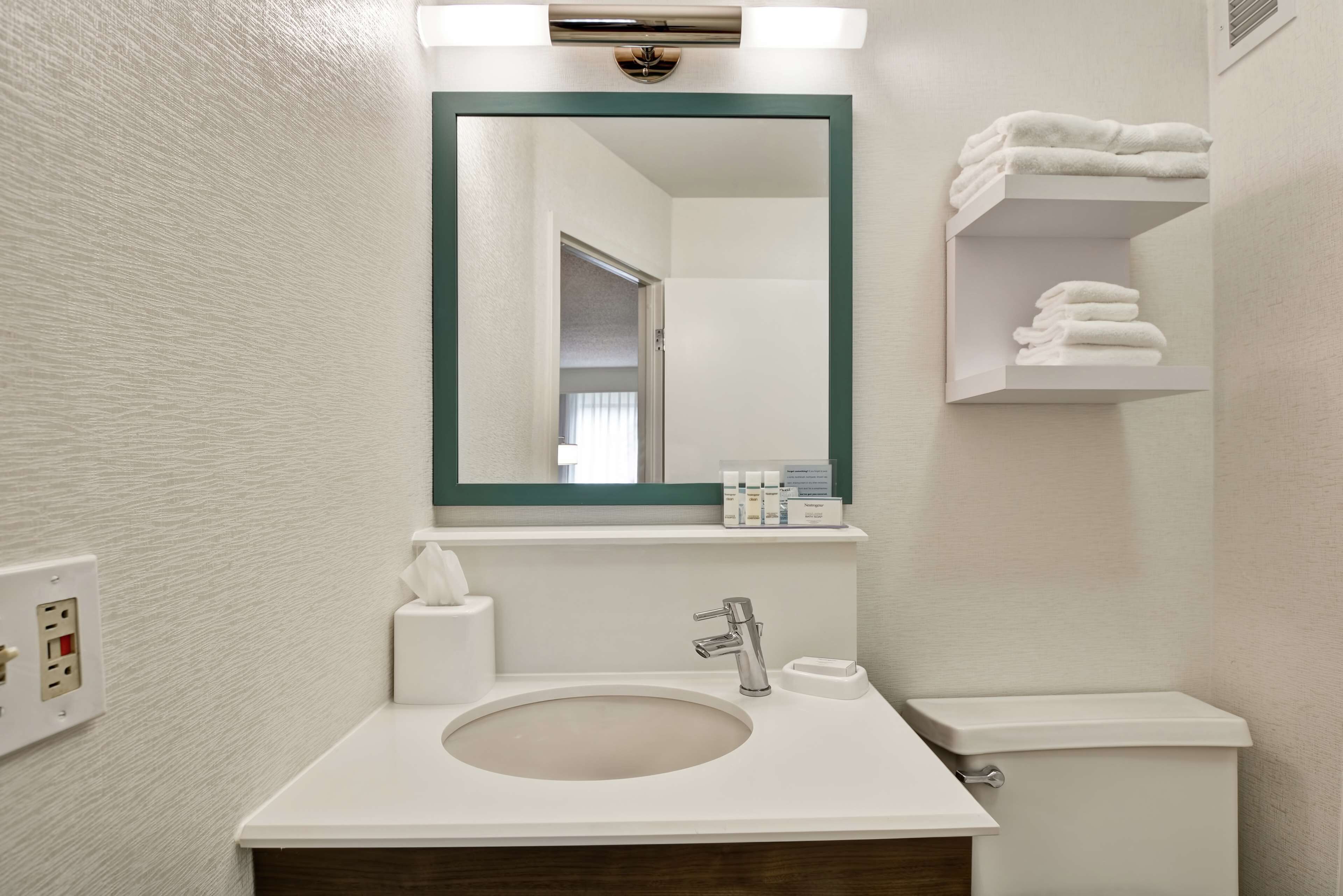 combined shower/bathtub, free toiletries, towels